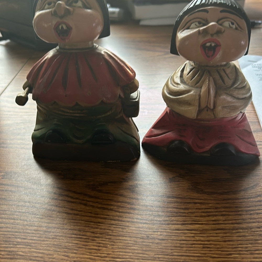 Red and Green Decorative Accents Set